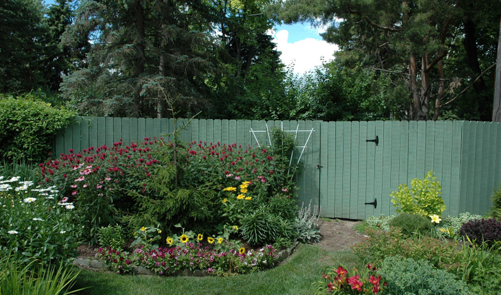 3._Front_Garden with Fence_in_front_of_hidden_compost_area