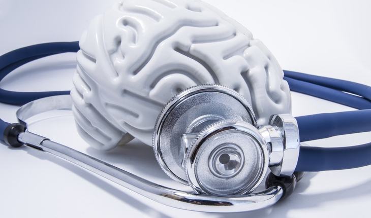 brain-model-and-stethoscope