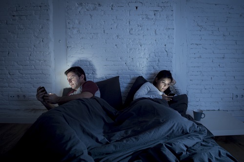 couple-with-smartphones
