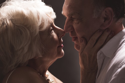 elderly-couple-kissing