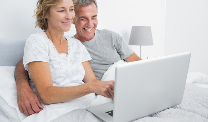 mature-couple-in-bed-with-laptop