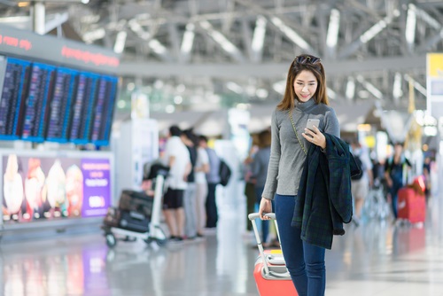 woman-traveling-in-airport