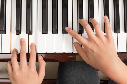 woman-playing-piano