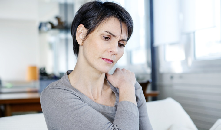 woman-with-shoulder-pain