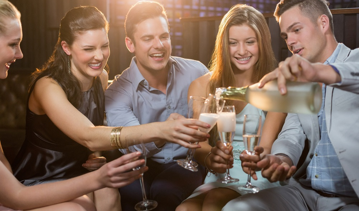 young-people-drinking-at-bar