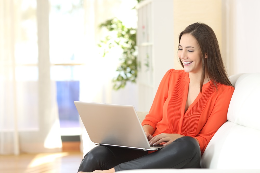 younger-woman-with-laptop