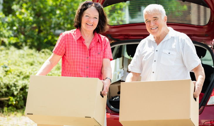 downsizing-couple-with-boxes