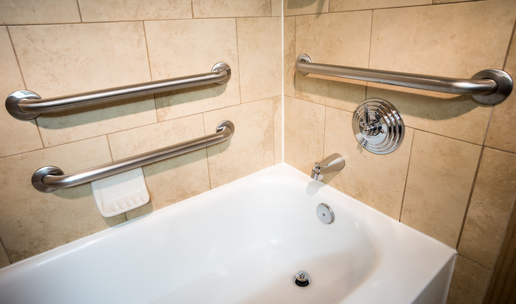 grab-rails-in-bathtub
