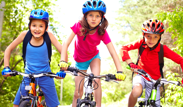 kids-riding-bikes