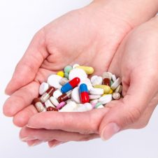 two-hands-with-pills
