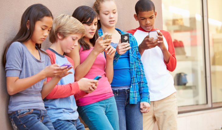 enfants utilisant des téléphones portables