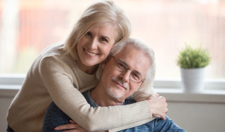 couple de personnes âgées aimant